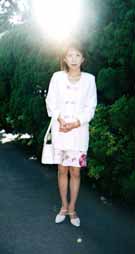 Φωτογραφία της M.Y. που τραβήχτηκε από τη μητέρα της, ενώ κατευθυνόταν προς το δείπνο του αρραβώνα της, στην Shizuoka της Ιαπωνίας. Το φως που εμφανίζεται είναι ευλογία από τον Δάσκαλο Ιησού.